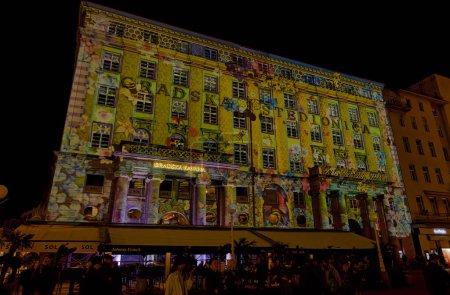 Foto de ZAGREB, CROACIA - 17 de marzo de 2023: La capital croata se transforma en un espectáculo de luces con el Festival de las Luces en la plaza principal Ban Jelacic. Esta obra celebra la llegada de la primavera. - Imagen libre de derechos