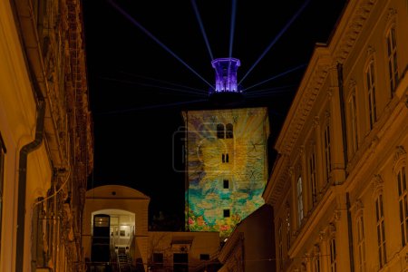Foto de ZAGREB, CROACIA - 17 de marzo de 2023: La capital croata se transforma en un espectáculo de luces con el Festival de las Luces en Kula Lotrscak desde la calle Tomiceva. - Imagen libre de derechos