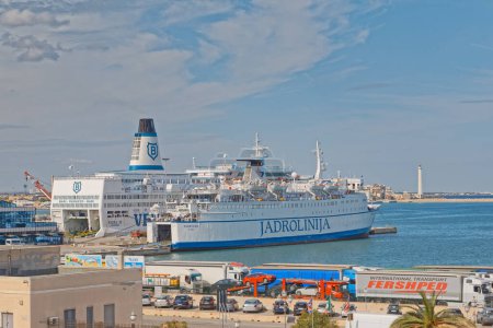 Foto de BARI, ITALIA - 26 de septiembre de 2019 Ferries anclados Jadrolinija y Ventouris Ferries en el puerto de la ciudad en un día nublado. - Imagen libre de derechos