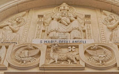 Foto de BARI, ITALIA - 26 de septiembre de 2019 Portal de la Iglesia de Santa María de los Ángeles en el centro de la ciudad. - Imagen libre de derechos