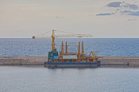 Foto de BARI, ITALIA - 26 de septiembre de 2019 Reconstrucción del rompeolas en el puerto de contenedores. - Imagen libre de derechos