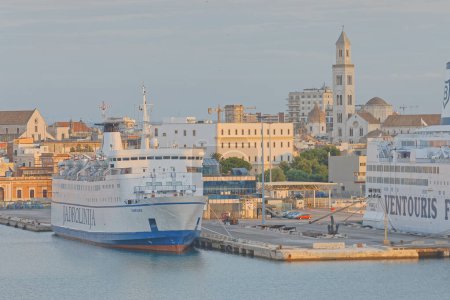 Foto de BARI, ITALIA - 26 de septiembre de 2019 Ferries anclados Jadrolinija Dubrovnik y Ventouris Ferries en el puerto de la ciudad en un día nublado. - Imagen libre de derechos