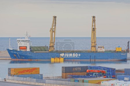 Téléchargez les photos : BARI, ITALIE - 26 septembre 2019 Reconstruction du brise-lames dans le port à conteneurs. - en image libre de droit