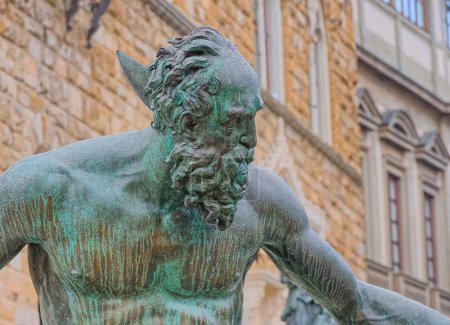 Téléchargez les photos : FLORENCE, ITALIE - 25 septembre 2019 Statue en bronze d'un homme, détail de la fontaine de Neptune sur la Piazza della Signoria, devant le Palazzo Vecchio. - en image libre de droit
