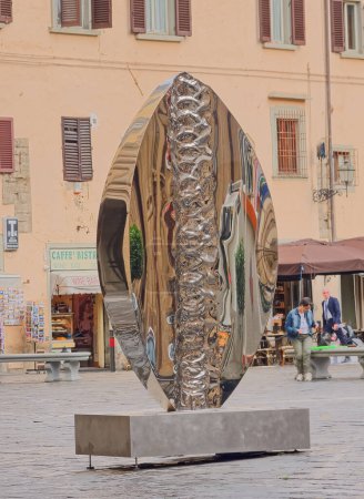 Foto de FLORENCIA, ITALIA - 25 de septiembre de 2019 Estatua de Helidón Xhixha instalada en la Piazza San Firenze en el centro de la ciudad. - Imagen libre de derechos