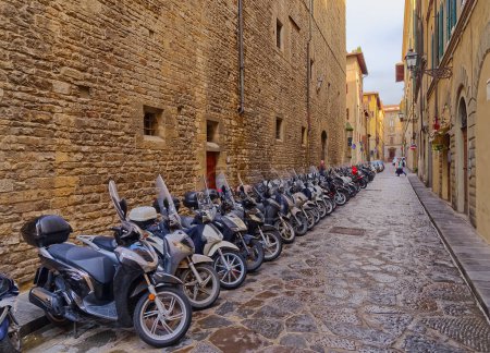 Téléchargez les photos : FLORENCE, ITALIE - 25 septembre 2019 Motos stationnées dans la rue étroite du centre-ville. - en image libre de droit