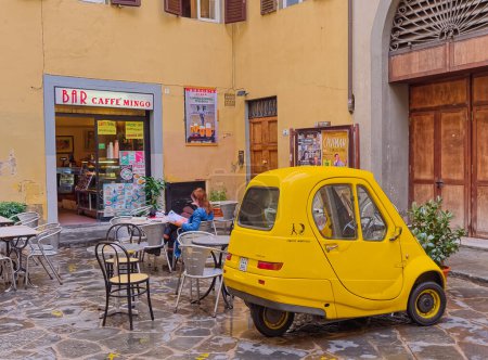 Foto de FLORENCIA, ITALIA - 25 de septiembre de 2019 Coche eléctrico aparcado Pasqali en la calle estrecha del centro de la ciudad. - Imagen libre de derechos