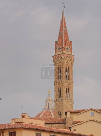 Foto de Torre de la iglesia Badia Fiorentina, la iglesia más antigua de Florencia Italia. - Imagen libre de derechos