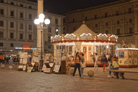 Foto de FLORENCIA, ITALIA - 24 de septiembre de 2019 Carrusel iluminado en Piazza della Repubblica en el centro de la ciudad. - Imagen libre de derechos