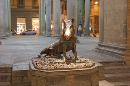 Foto de FLORENCIA, ITALIA - 24 de septiembre de 2019 Il Porcellino escultura de bronce de un jabalí en el centro de la ciudad en Piazza della Repubblica, esculpido por el maestro barroco Pietro Tacca. - Imagen libre de derechos