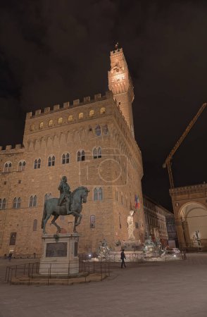 Téléchargez les photos : FLORENCE, ITALIE - 25 septembre 2019 Monument à Cosimo de Medici et à la Fontaine de Neptune sur la Piazza della Signoria, devant le Palazzo Vecchio de nuit. - en image libre de droit