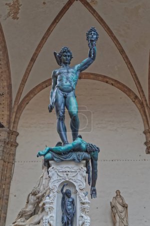 Téléchargez les photos : FLORENCE, ITALIE - 25 septembre 2019 Statue de Benvenuto Cellinis Persée avec la tête de Méduse à Loggia dei Lanzi sur la Piazza della Signoria. - en image libre de droit