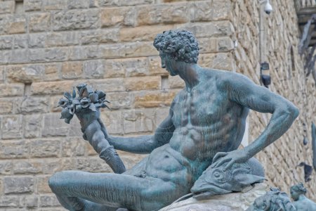 Téléchargez les photos : FLORENCE, ITALIE - 25 septembre 2019 Statue en bronze d'un homme, détail de la fontaine de Neptune sur la Piazza della Signoria, devant le Palazzo Vecchio. - en image libre de droit