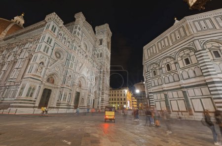 Téléchargez les photos : FLORENCE, ITALIE - 24 septembre 2019 Cathédrale Santa Maria del Fiore de nuit. longue exposition - en image libre de droit
