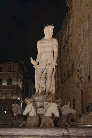 Téléchargez les photos : FLORENCE, ITALIE - 25 septembre 2019 La Fontaine de Neptune sur la Piazza della Signoria, en face du Palazzo Vecchio, de nuit. - en image libre de droit