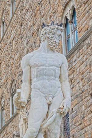 Téléchargez les photos : FLORENCE, ITALIE - 25 septembre 2019 La Fontaine de Neptune sur la Piazza della Signoria, en face du Palazzo Vecchio. - en image libre de droit