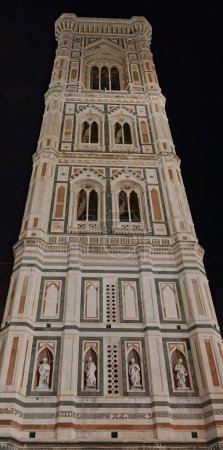 Téléchargez les photos : Tour détail de la cathédrale de Santa Maria del Fiore à Florence Italie la nuit. - en image libre de droit