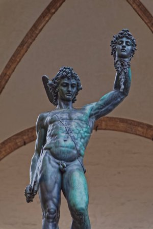 Foto de FLORENCIA, ITALIA - 25 de septiembre de 2019 Benvenuto Cellinis estatua de Perseo Con el jefe de Medusa en Loggia dei Lanzi en la Piazza della Signoria. - Imagen libre de derechos