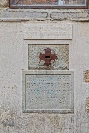 Téléchargez les photos : FLORENCE, ITALIE - 25 septembre 2019 Ancienne collecte de l'argent pour les pauvres, sur le mur de la chapelle Saint-Martin. - en image libre de droit