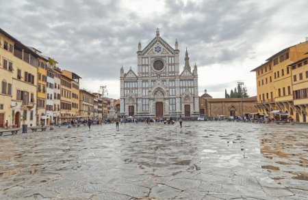 Téléchargez les photos : FLORENCE, ITALIE - Le 25 septembre 2019 Basilique de Santa Croce sur la Piazza Santa Croce, il est également connu comme le temple des gloires italiennes. - en image libre de droit