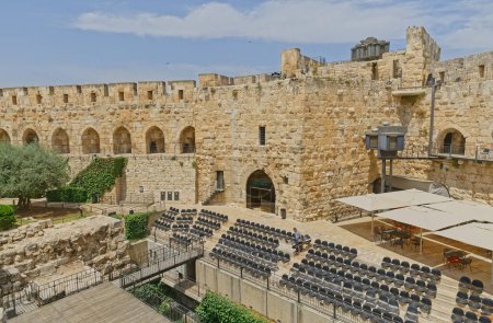 Téléchargez les photos : JERUSALEM, ISRAEL - 18 MAI 2016 : Vue panoramique de la tour de David mur ouest situé près de l'entrée de la porte de Jaffa de la vieille ville
. - en image libre de droit