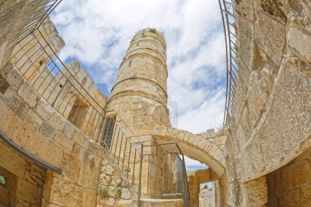 Foto de JERUSALEM, ISRAEL - 18 DE MAYO DE 2016: Lente de ojo de pez de la base del minarete otomano en la Torre de David y nueva ciudad en el fondo - Imagen libre de derechos