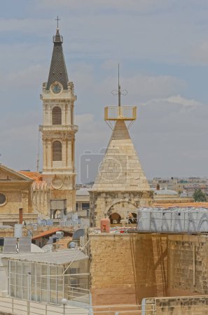 Foto de La parte superior de la torre del edificio sagrado, techos de la ciudad vieja Jerusalén, Israel. - Imagen libre de derechos