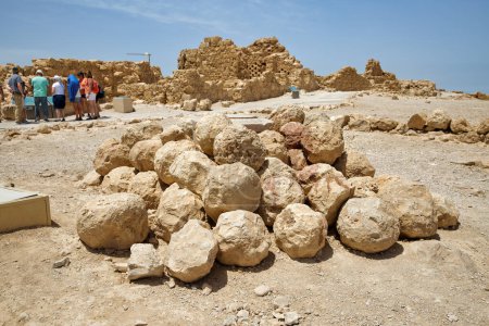 Téléchargez les photos : MASADA, ISRAEL - 21 MAI 2016 : Colombier à Masada ruines de l'ancienne forteresse dans le sud d'Israël désert de Judée. - en image libre de droit