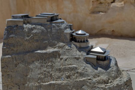 Foto de MASADA, ISRAEL - 21 DE MAYO DE 2016: Estatua modelo del antiguo palacio Masada tal como se veía, desierto de Judea en el sur de Israel. - Imagen libre de derechos