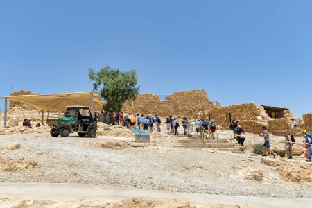 Foto de MASADA, ISRAEL - 21 DE MAYO DE 2016: Turistas visitando las ruinas Masada de la antigua fortaleza en el sur de Israel Desierto de Judea. - Imagen libre de derechos