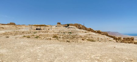 Foto de MASADA, ISRAEL - 21 DE MAYO DE 2016: Turistas visitando las ruinas Masada de la antigua fortaleza en el sur de Israel Desierto de Judea. - Imagen libre de derechos