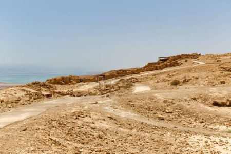Téléchargez les photos : MASADA, ISRAEL - 21 MAI 2016 : Point d'observation oriental, partie des ruines Masada de l'ancienne forteresse dans le désert judéen du sud d'Israël. - en image libre de droit