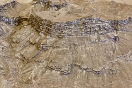 Téléchargez les photos : MASADA, ISRAEL - 21 MAI 2016 : Statue miniature de la colline sur laquelle Masada a été construite à l'entrée du téléphérique. - en image libre de droit