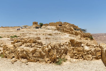 Téléchargez les photos : MASADA, ISRAEL - 21 MAI 2016 : Des touristes visitent les ruines Masada de l'ancienne forteresse dans le désert judéen du sud d'Israël. - en image libre de droit