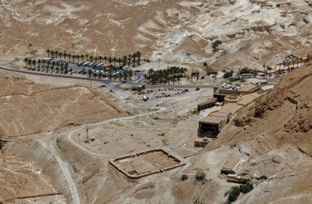 Téléchargez les photos : MASADA, ISRAEL - 21 MAI 2016 : Vue aérienne des touristes visitant les ruines Masada de l'ancienne forteresse dans le désert judéen du sud d'Israël. - en image libre de droit