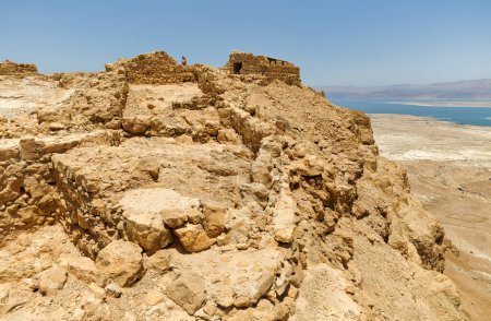 Téléchargez les photos : MASADA, ISRAEL - 21 MAI 2016 : Des touristes visitent les ruines Masada de l'ancienne forteresse dans le désert judéen du sud d'Israël. - en image libre de droit