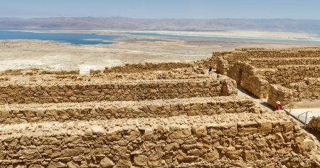 Téléchargez les photos : MASADA, ISRAEL - 21 MAI 2016 : Vue panoramique des touristes visitant les ruines Masada de l'ancienne forteresse dans le désert judéen du sud d'Israël. - en image libre de droit