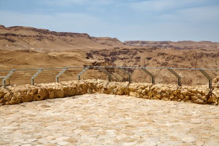 Foto de MASADA, ISRAEL - 21 DE MAYO DE 2016: Ruinas de Masada de la antigua fortaleza en el sur de Israel Desierto de Judea. - Imagen libre de derechos