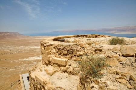Téléchargez les photos : MASADA, ISRAEL - 21 MAI 2016 : Les ruines du palais Masada de l'ancienne forteresse dans le désert judéen du sud d'Israël. - en image libre de droit