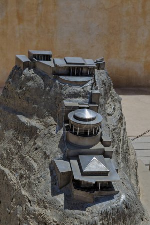 Foto de MASADA, ISRAEL - 21 DE MAYO DE 2016: Estatua modelo del antiguo palacio Masada tal como se veía, desierto de Judea en el sur de Israel. - Imagen libre de derechos