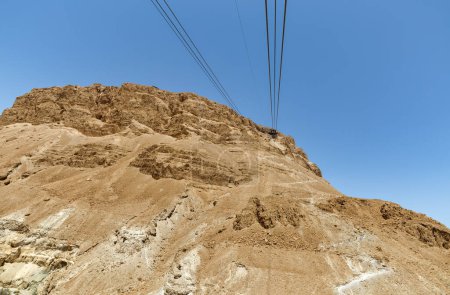 Foto de Turistas visitando las ruinas de Masada en teleférico en el sur del desierto de Judea Israel. - Imagen libre de derechos