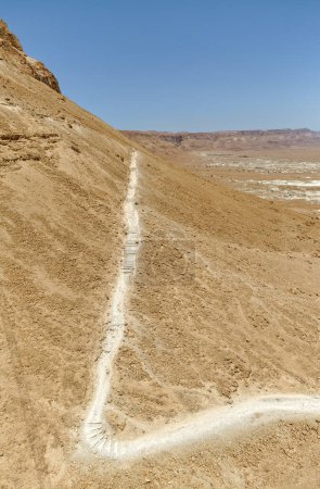 Foto de Turistas en ruta de senderismo visitando las ruinas de Masada de la antigua fortaleza en el desierto de Judea sur de Israelels. - Imagen libre de derechos