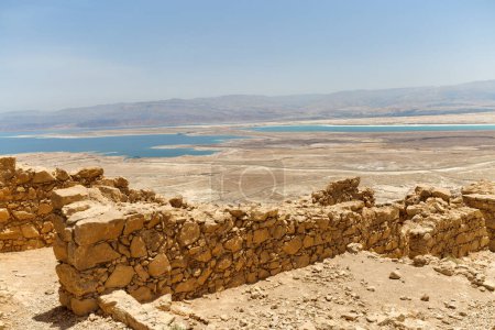 Téléchargez les photos : Point d'observation oriental, une partie des ruines Masada de l'ancienne forteresse dans le sud d'Israël désert de Judée. - en image libre de droit