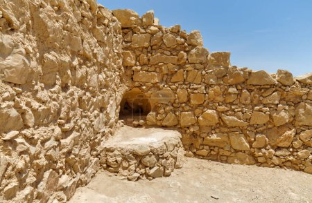 Téléchargez les photos : Point d'observation oriental, une partie des ruines Masada de l'ancienne forteresse dans le sud d'Israël désert de Judée. - en image libre de droit