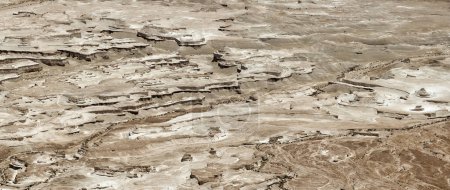Foto de Vista del paisaje del mar muerto desde las ruinas de Masada en el desierto de Judea. - Imagen libre de derechos