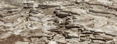 Téléchargez les photos : Vue sur le paysage de la mer Morte depuis les ruines de Masada dans le désert judéen du sud d'Israël. - en image libre de droit