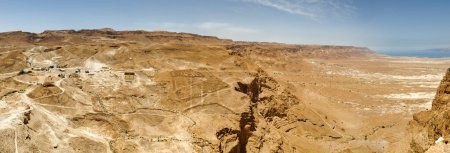 Téléchargez les photos : Vue sur le paysage de la mer Morte depuis le sentier de randonnée des ruines Masada dans le sud d'Israël désert de Judée. - en image libre de droit