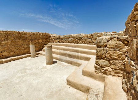 Foto de Sinagoga en las ruinas de Masada de la antigua fortaleza en el sur de Israel Desierto de Judea. - Imagen libre de derechos