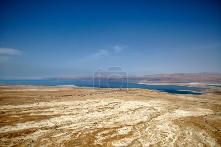 Foto de Vista del paisaje del mar muerto desde la ruta de senderismo de las ruinas de Masada en el sur de Israel Desierto de Judea. - Imagen libre de derechos