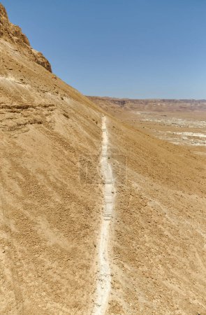 Foto de Turistas en ruta de senderismo visitando las ruinas de Masada de la antigua fortaleza en el desierto de Judea sur de Israelels. - Imagen libre de derechos